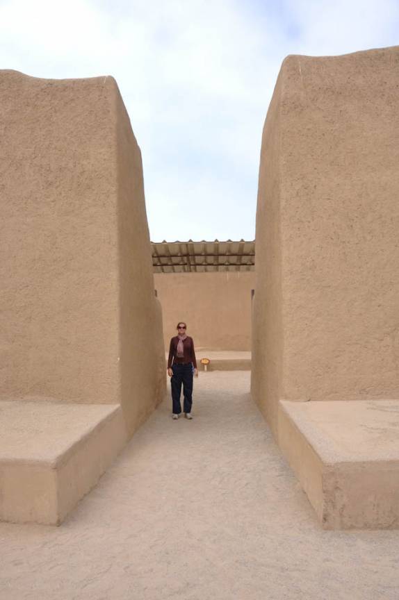 Entrando nas ruínas de Chan Chan, em Trujillo, no Peru